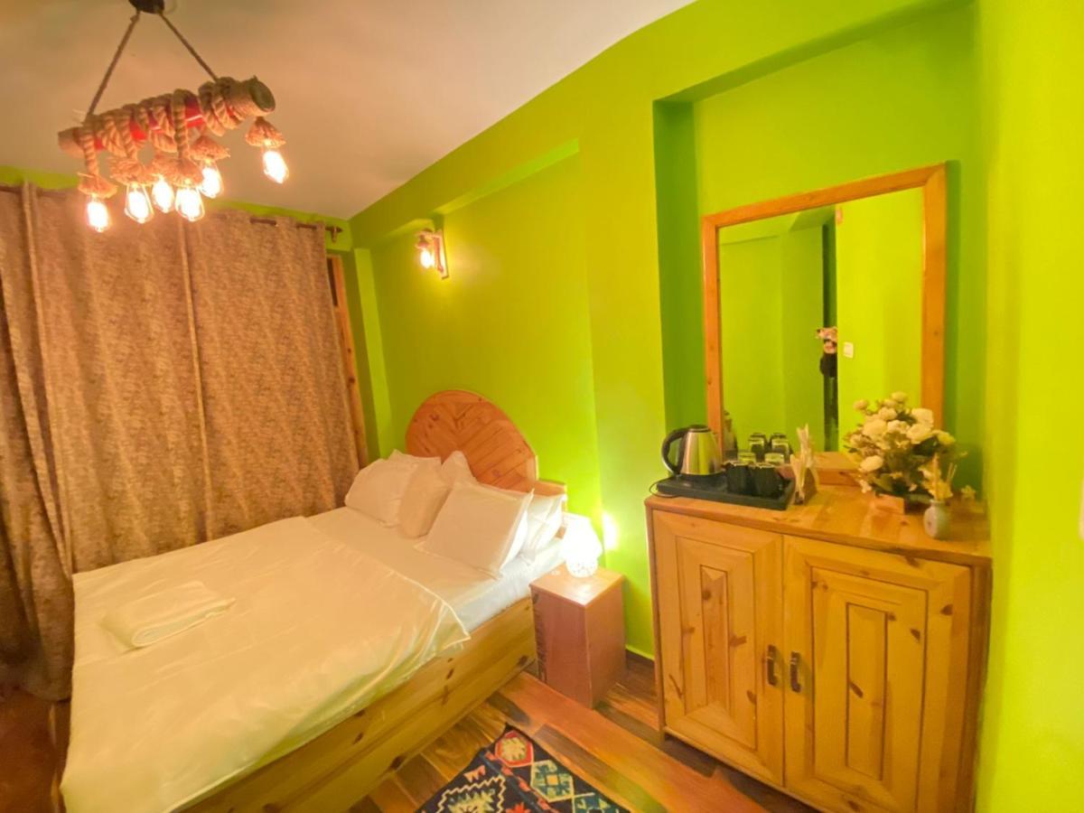 Attic Monkey Cafe & Rooms 마날리 외부 사진