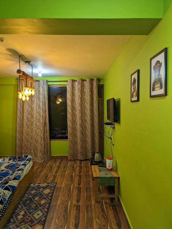 Attic Monkey Cafe & Rooms 마날리 외부 사진