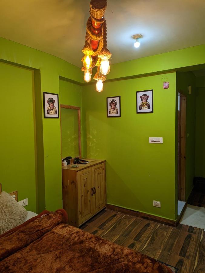 Attic Monkey Cafe & Rooms 마날리 외부 사진