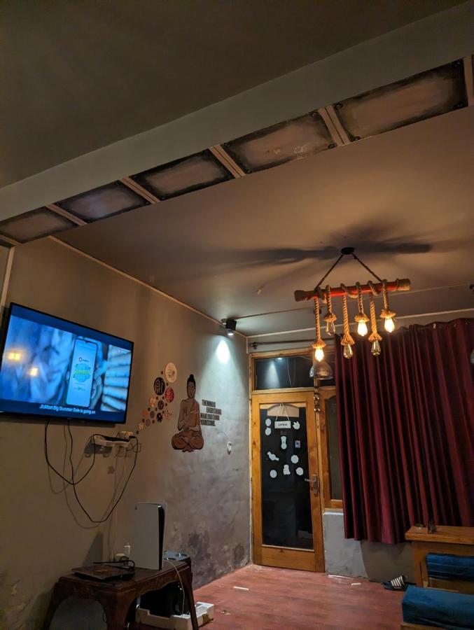 Attic Monkey Cafe & Rooms 마날리 외부 사진