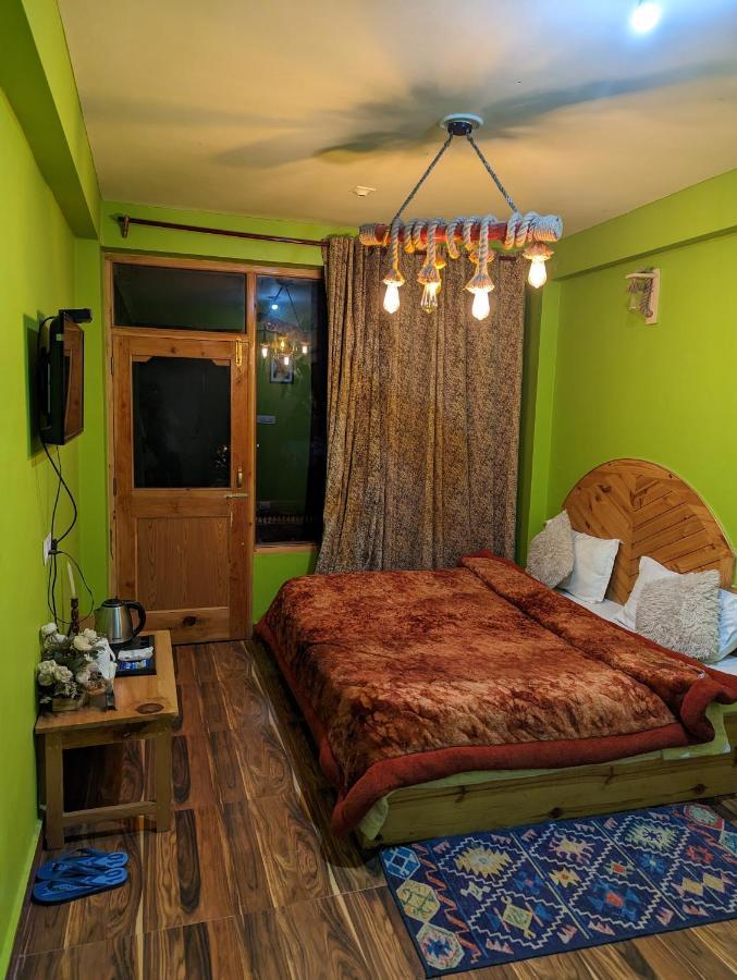 Attic Monkey Cafe & Rooms 마날리 외부 사진