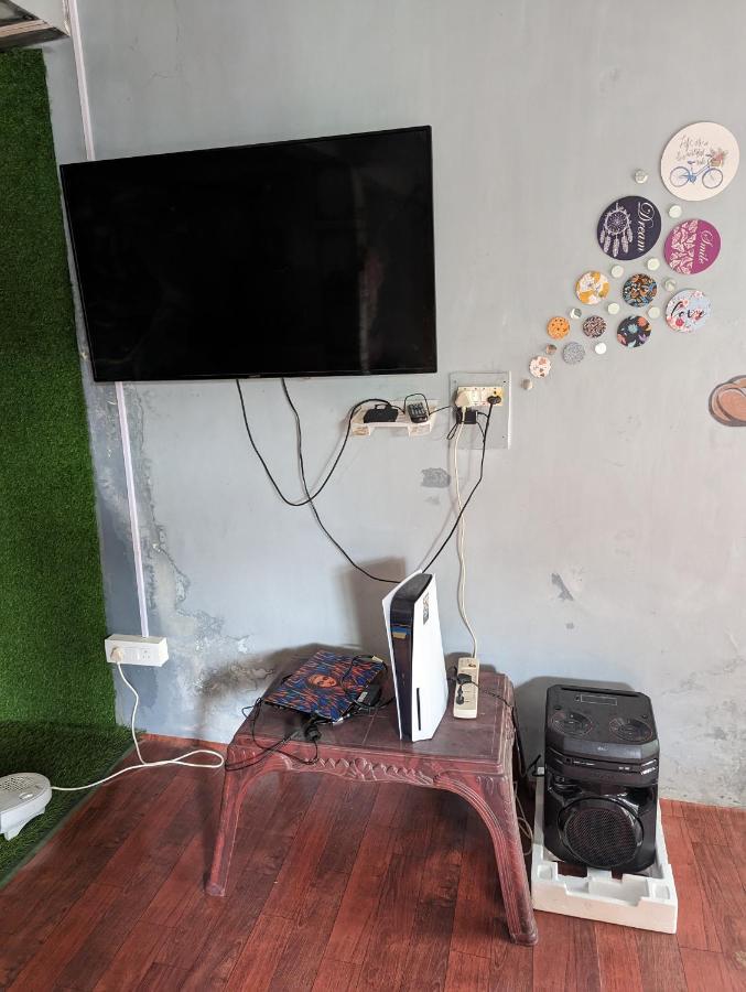 Attic Monkey Cafe & Rooms 마날리 외부 사진